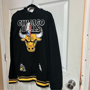 NBA Chicago Bulls Black and Yellow Sweater large